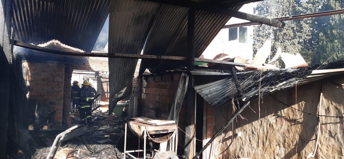 Monte Grande. Los Bomberos Voluntarios de Esteban Echeverr&iacute;a, combatiendo un incendio en la calle Dinamarca.&nbsp;