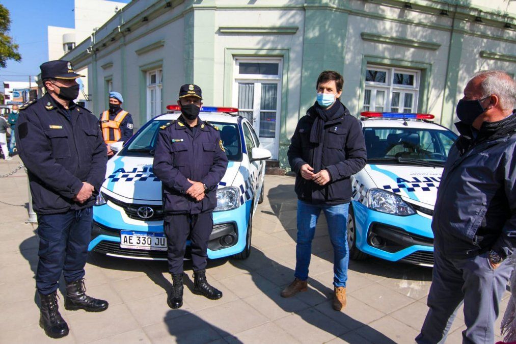 El intendente Nicol&aacute;s Mantegazza junto a autoridades policiales de San Vicente.