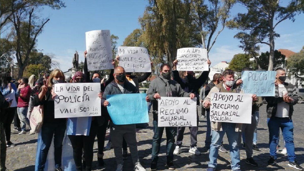 Policías de la región protestan en Adrogué y cortan la avenida Espora