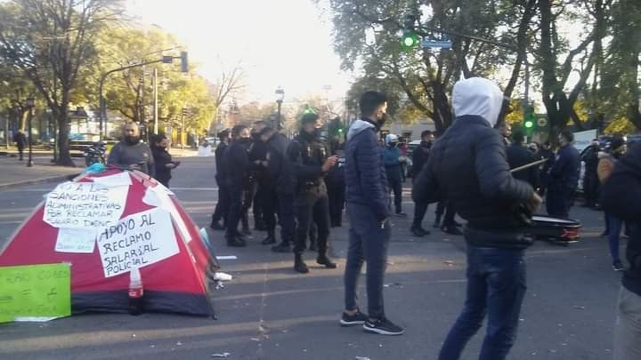 In&eacute;dito reclamo de la Polic&iacute;a Bonaerense en Almirante Brown.