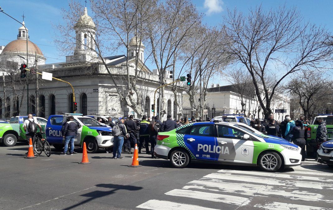 Corte en Hipólito Yrigoyen y Sáenz durante la manifestación de la Policía.