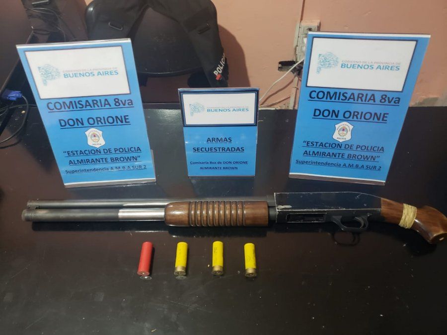 Los efectivos policiales de Almirante Brown encontraron un arma en la vivienda.