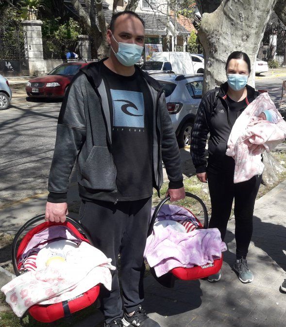 Leonel, Vanina y las trigemelas a la salida de la clínica, listos para comenzar una vida juntos en Lomas de Zamora.