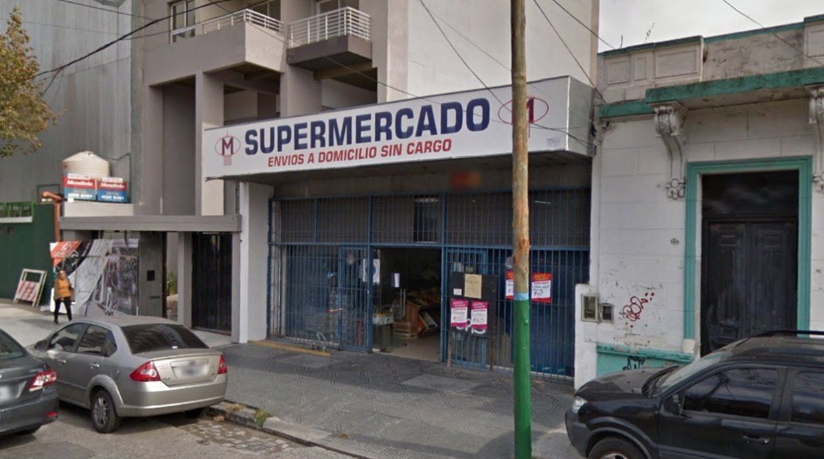 El supermercado de Banfield donde ocurri&oacute; el homicidio del comerciante chino. Qued&oacute; registrado en video.