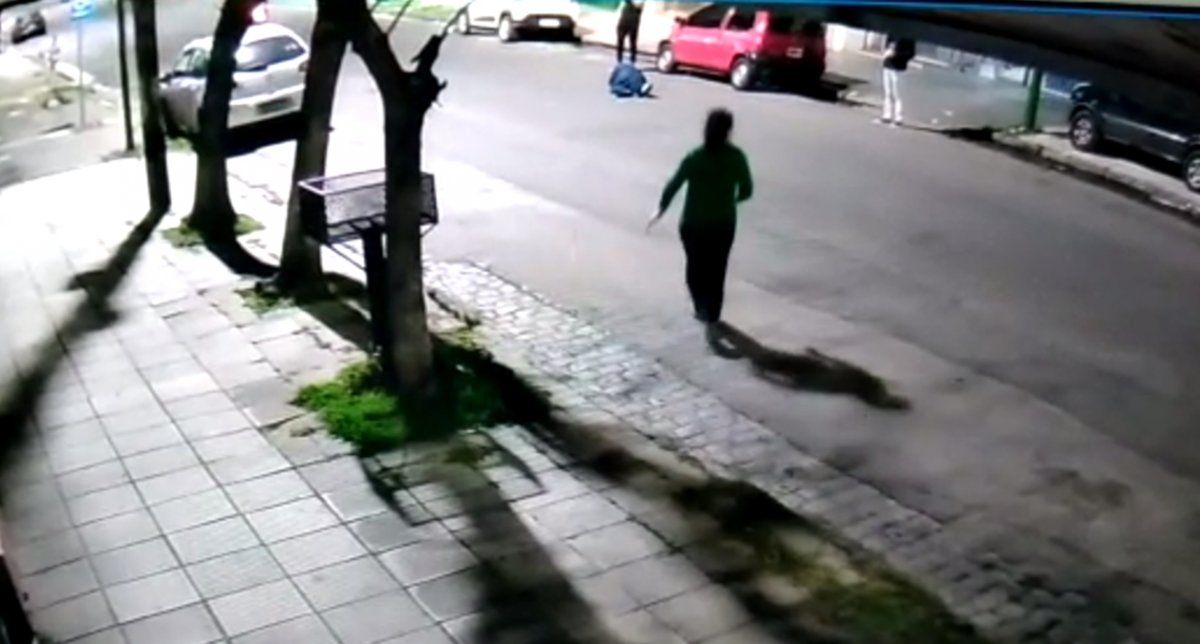 Captura de una c&aacute;mara de seguridad.&nbsp;El comerciante yace en plena calle y los vecinos de Banfield intentan socorrerlo.