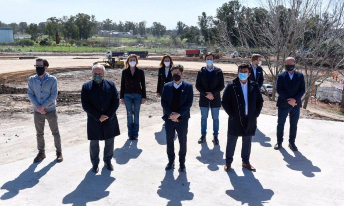 Kicillof junto a intendentes en el acto en Ezeiza.