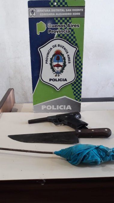 Las armas que le secuestraron al supuesto agresor tras la fiesta clandestina en Alejandro Korn.