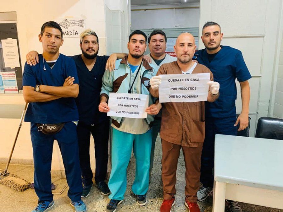 Iv&aacute;n junto a su nuevo equipo en el Hospital Lucio Mel&eacute;ndez.