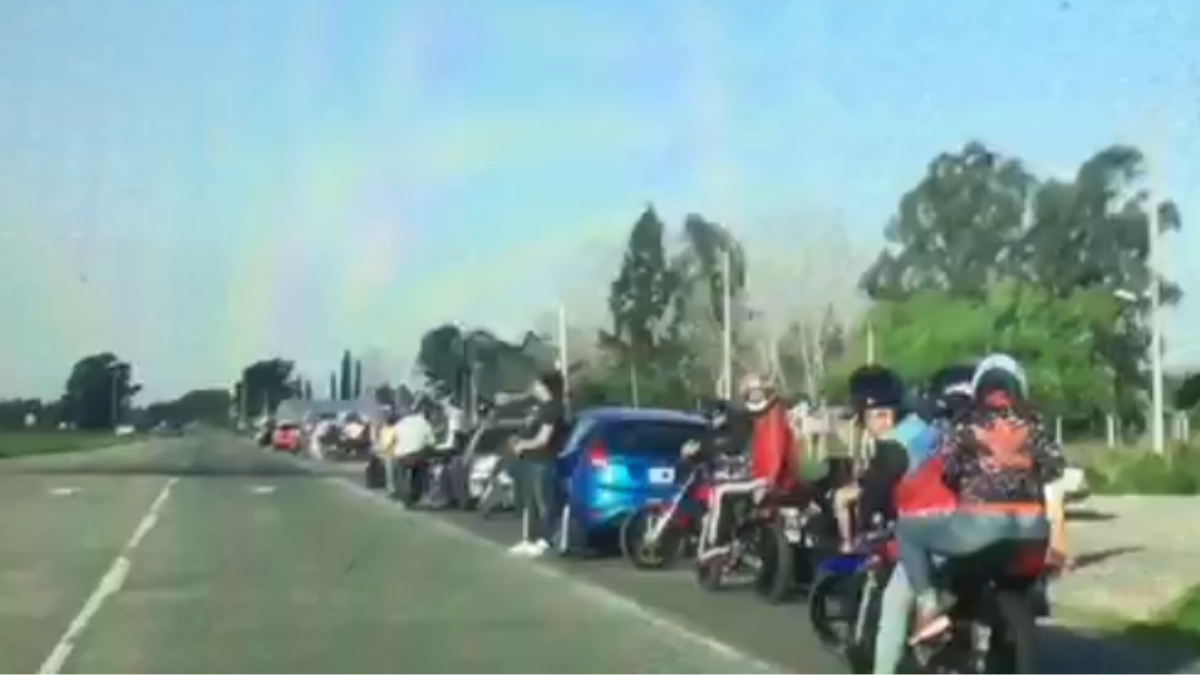 Reuni&oacute;n de motos en la ruta 6 tras el vallado de la laguna de San Vicente el domingo pasado.