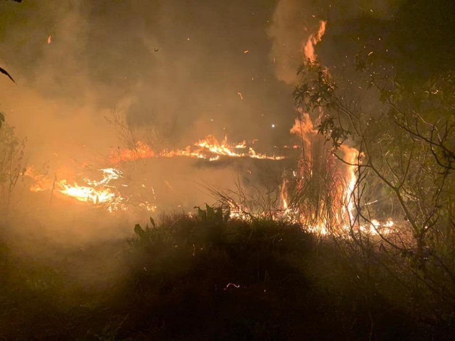 Impactantes im&aacute;genes del incendio en Lomas de Zamora.