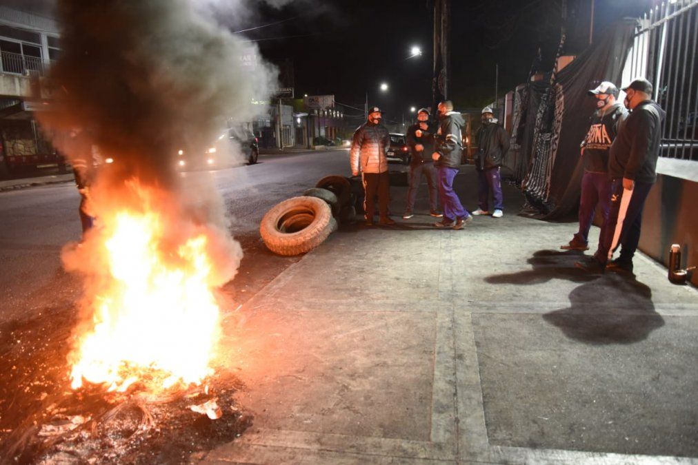 Protesta de madrugada. Los trabajadores de Bridgestone-Firestone se manifiestan en la puerta de la planta de Llavallol.