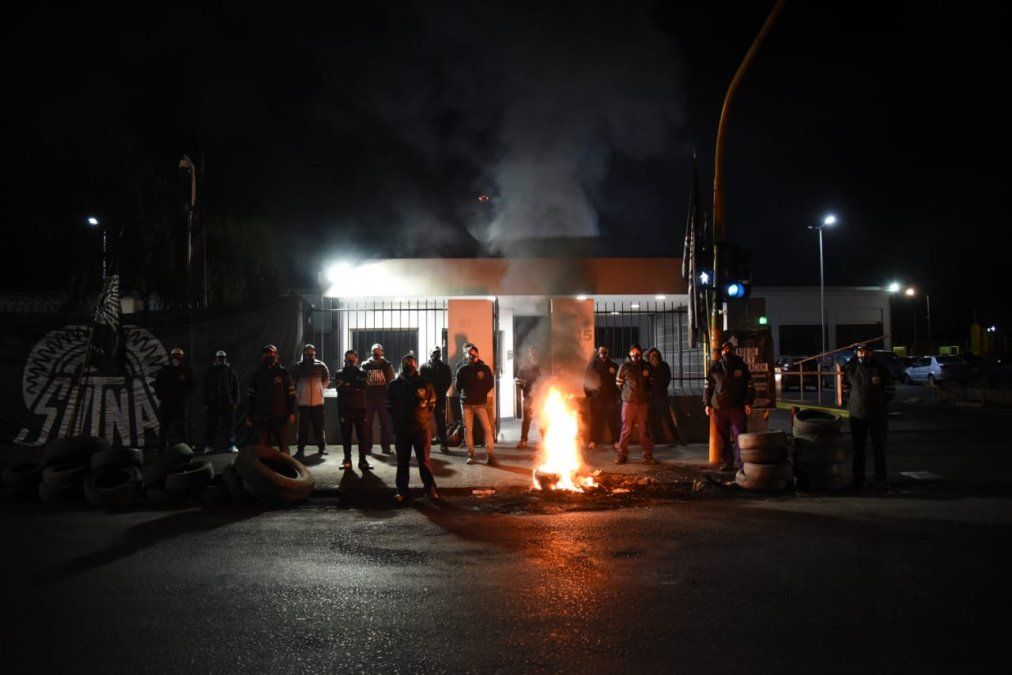 Manifestaci&oacute;n de empleados de Bridgestone-Firestone en la planta de Llavallol.