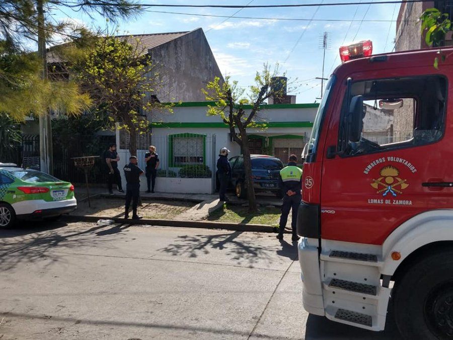 Intervenci&oacute;n de los Bomberos Voluntarios de Lomas de Zamora y de oficiales de la Comisar&iacute;a 6&ordf; de San Jos&eacute; en el accidente.
