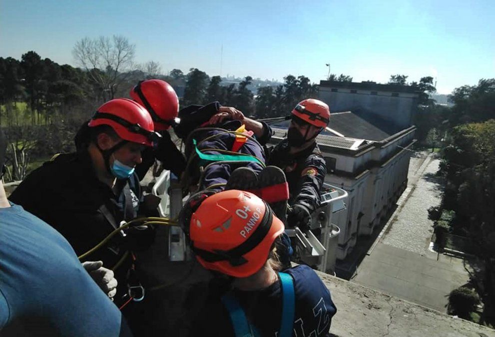Susto en las alturas: los bomberos salvaron a los operarios que cayeron del campanario de la Iglesia Euskal Echea de Llavallol.