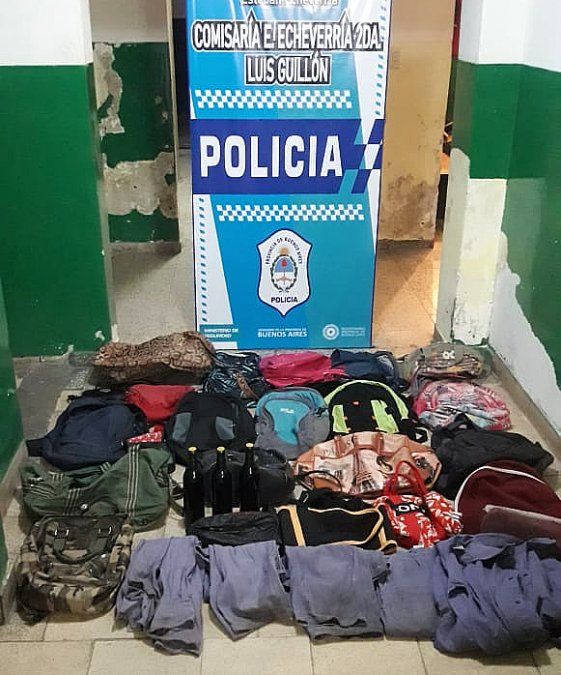 Secuestro. Las 19 mochilas que los ladrones sustrajeron del colectivo fueron recuperadas por la policía.