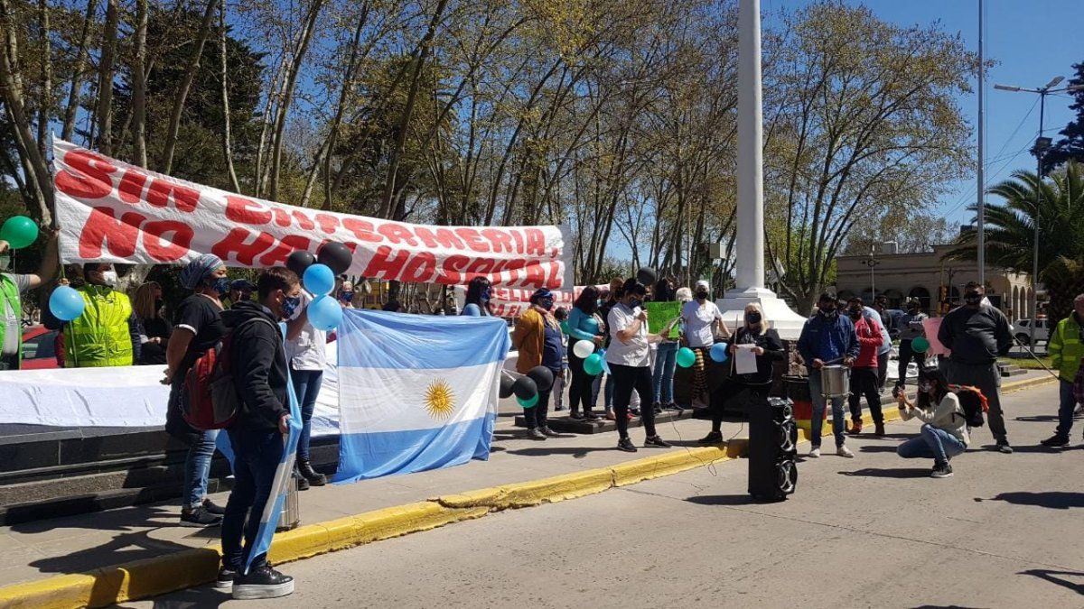 La protesta del personal de salud frente al municipio de San Vicente.