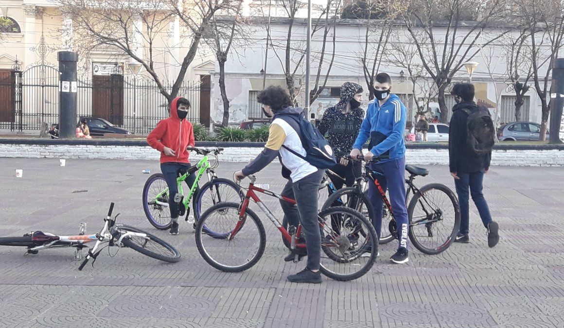 Jóvenes andando en bicicleta en Plaza Grigera.