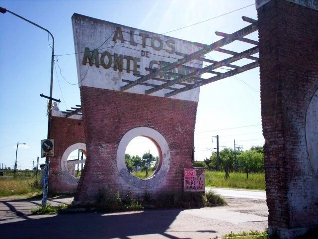El Jag&uuml;el. Uno de los s&iacute;mbolos de la ciudad es el arco -hoy remodelado- del barrio Altos de Monte Grande. As&iacute; luc&iacute;a a principios del 2000.&nbsp;