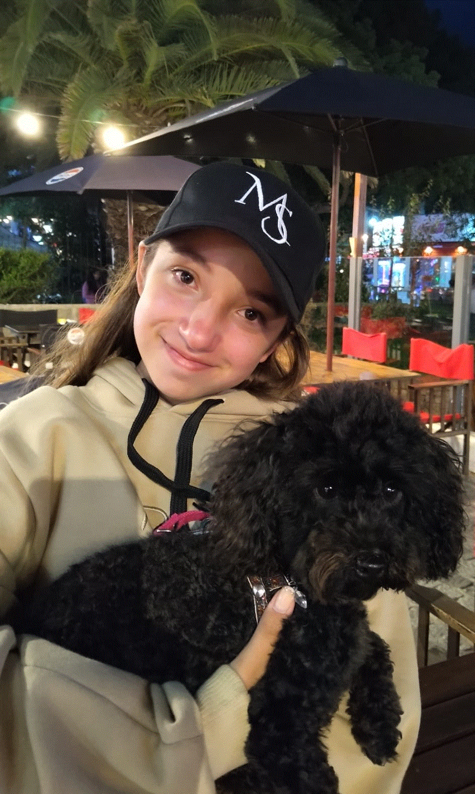 La pequeña autora de Canning junto al caniche toy que sirvió de inspiración al libro. 