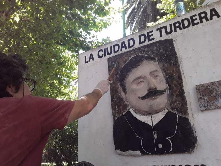 Restauración del monolito de Riziero Preti, fundador de Turdera.