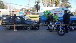 un auto y una moto chocaron en hipolito yrigoyen: dos heridos
