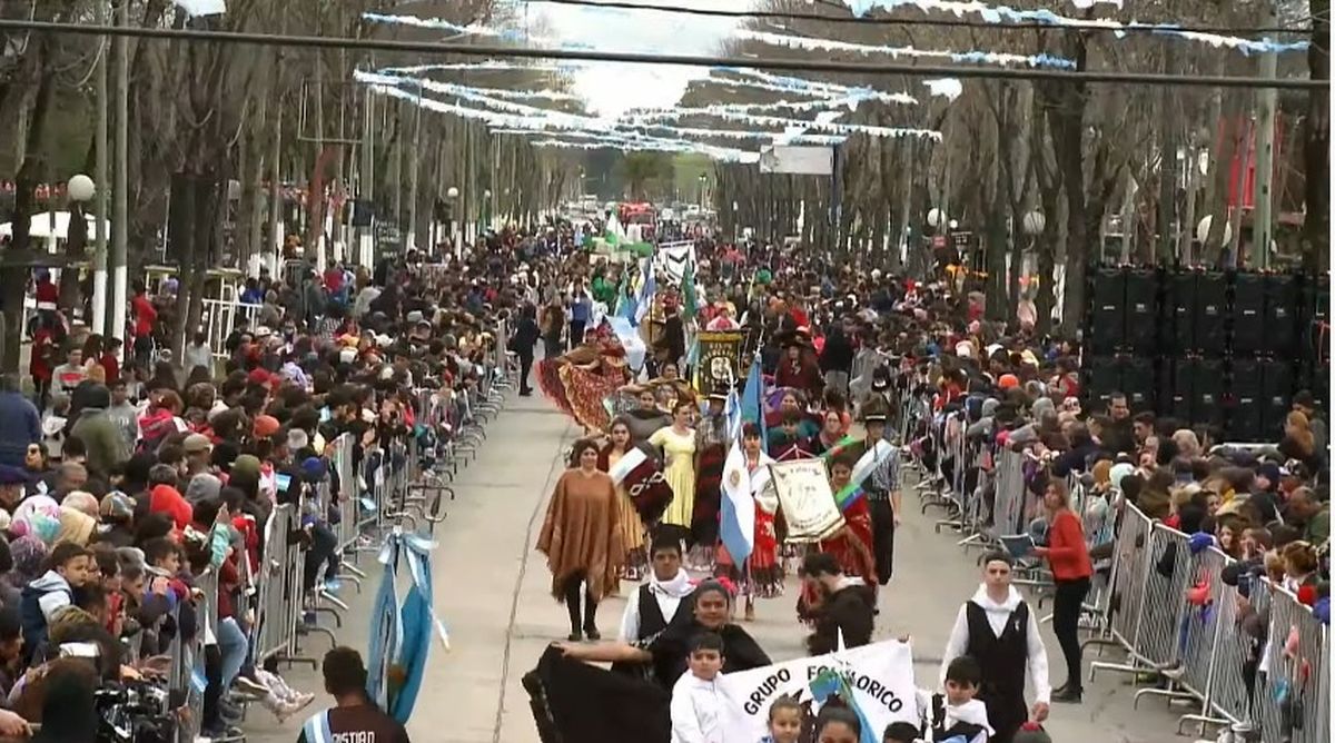 Ya comenzó el desfile patrio en Alejandro Korn con amplia participación de la gente