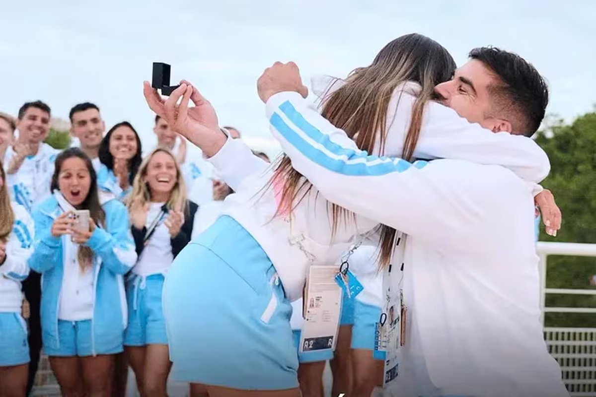 La propuesta de casamiento que se hizo en París frente a los equipos de handball y de hockey. 