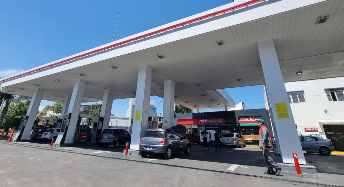 Por el aumento de impuestos, el litro de nafta súper en YPF de 929 a 999 pesos.