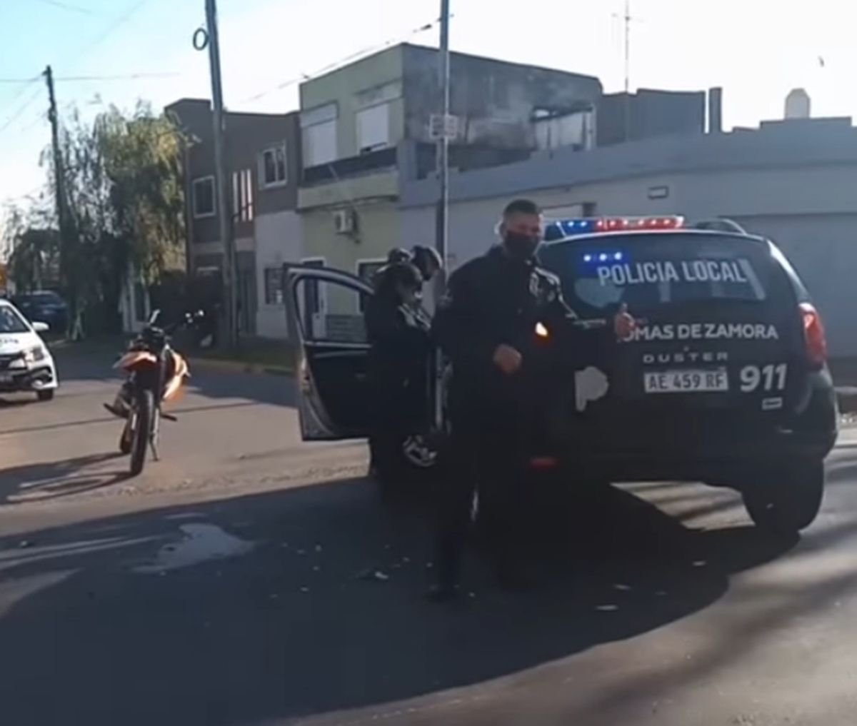 La Polic&iacute;a Local de Lomas de Zamora intervino en el lugar del accidente en Temperley.