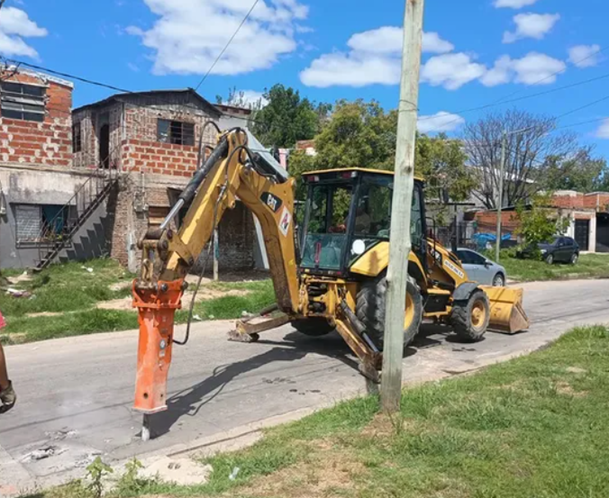 Trabajadores municipales realizan tareas de repavimentación sobre la calle París, en Centenario, dentro del distrito de Lomas.