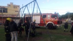glew: bomberos protagonizaron un rescate de un menor atrapado en un juego de una plaza