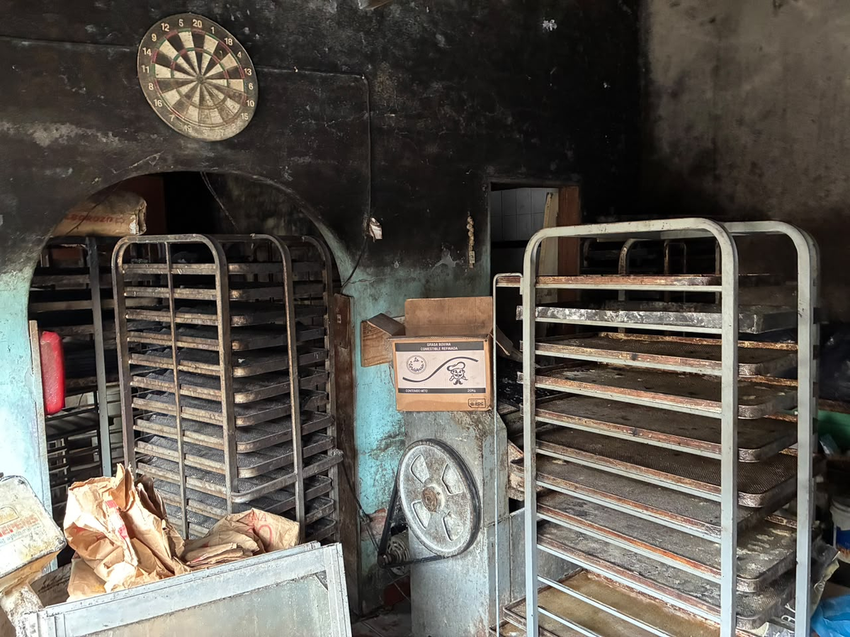 El fuego alcanzó la maquinaria de la panadería. 