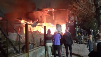 Feroz incendio en Lanús destruyó una casa y un taller mecánico