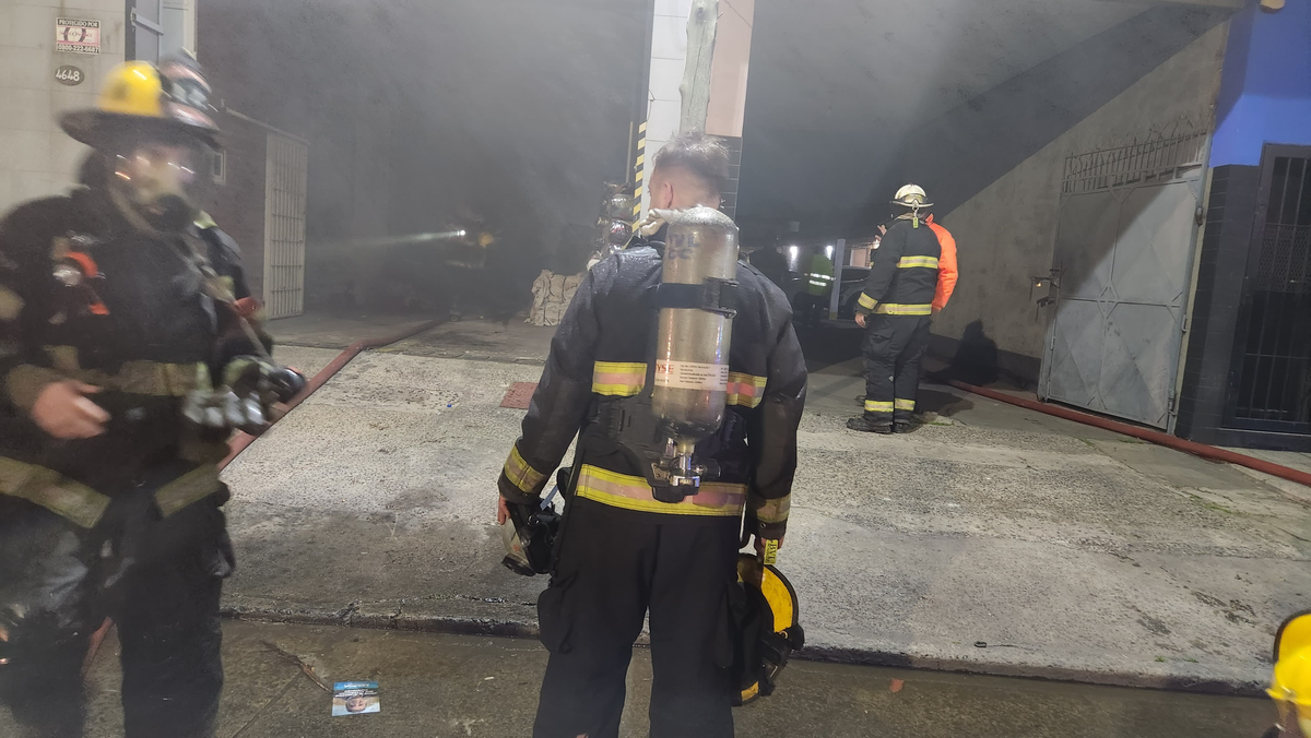 Impactante incendio en una fábrica de Lanús: bomberos trabajaron más de 6 horas