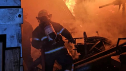 incendio en una maderera de lanus: trabajaron mas de 50 bomberos durante la madrugada