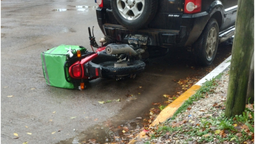 san vicente: motociclista impacto contra una camioneta estacionada y lo hospitalizaron