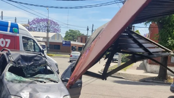 Terrible choque contra un local en Lomas: un herido