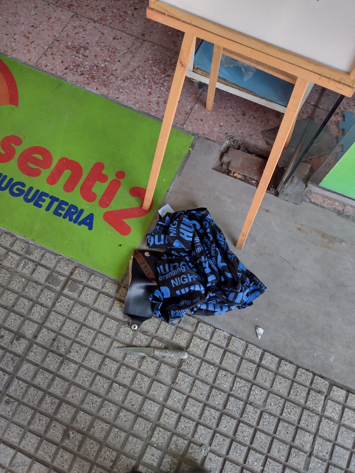 Los elementos incautados al delincuente que había robado un local de ropa en Lomas de Zamora.