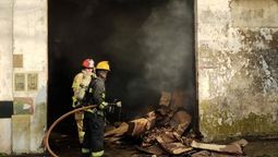 Feroz incendio en un depósito de cartón en Lanús
