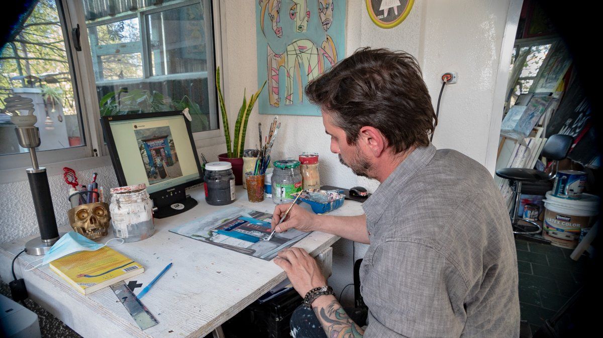 Luciano tiene su taller en Ramón Falcón y Sarmiento, Lomas de Zamora.