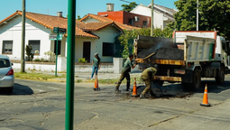 monte grande: continuan las obras de bacheo con asfalto caliente