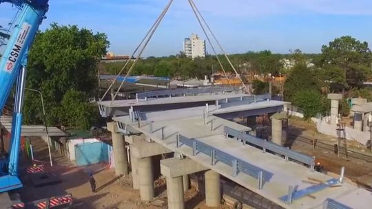 Ezeiza: ya colocaron el nuevo puente modular para el cruce de vehículos sobre la vía