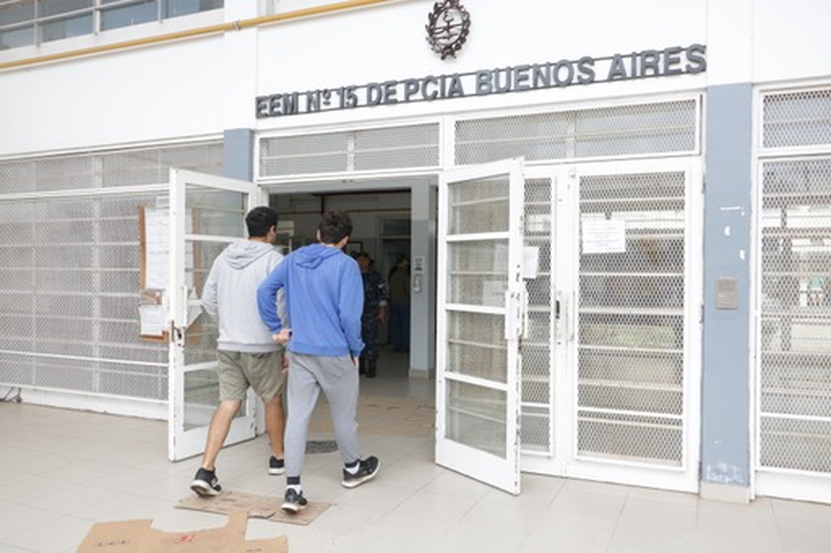 El intendente de Esteban Echeverría, Fernando Gray, votó esta mañana en la Escuela N°15 de Canning. 