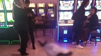 Una jubilada murió en un bingo y los apostadores siguieron jugando con el cadáver al lado
