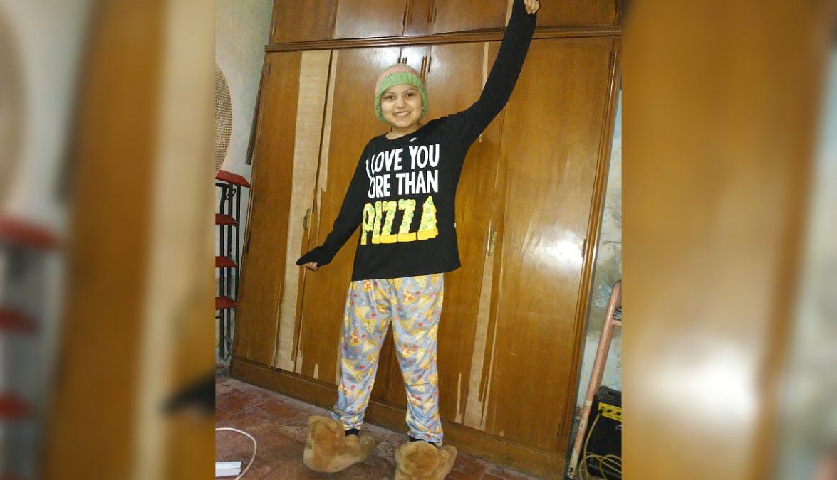 Mantener la sonrisa.  Durante su internación en el Hospital Garrahan, la vecina de Luis Guillón se divierte con manualidades.