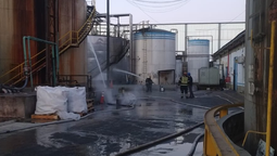 lanus: incendio en un tanque de almacenamiento de sebo en valentin alsina en el limite con capital