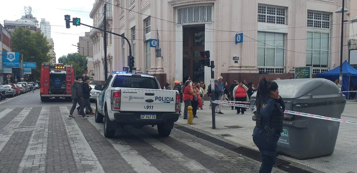Los Bomberos de Lomas desplegaron un operativo de evacuación en el lugar. 