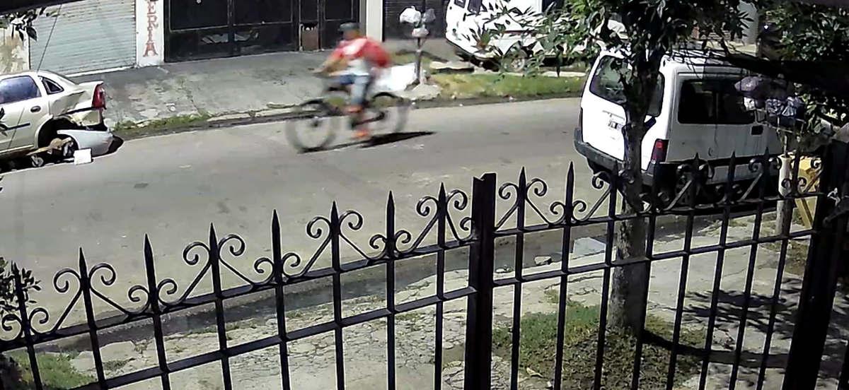 Las últimas imágenes del hombre en la zona de Villa Fiorito, Lomas. 
