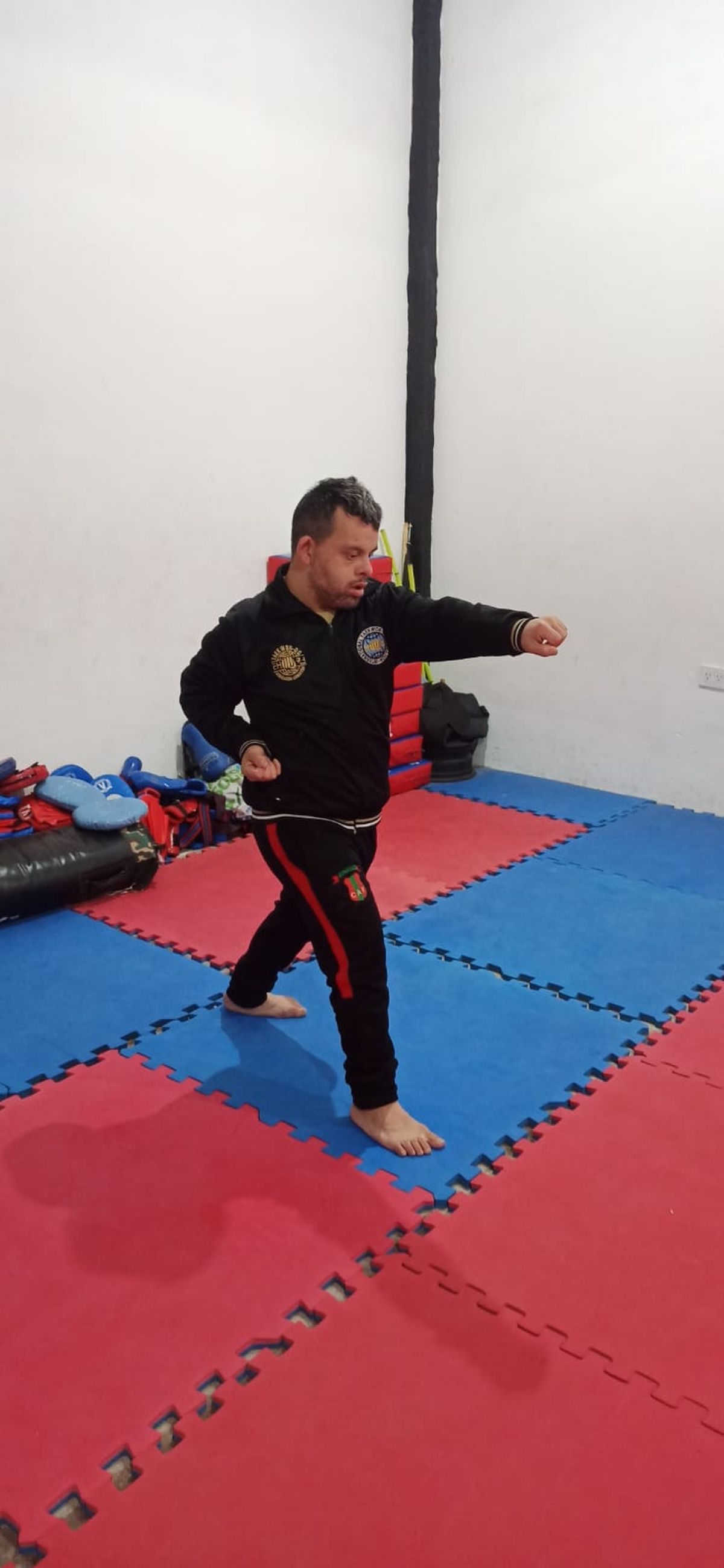 Nicolás Escobar tiene Síndrome de Down y hace cinco años practica TaekwonDo en 9 de Abril.