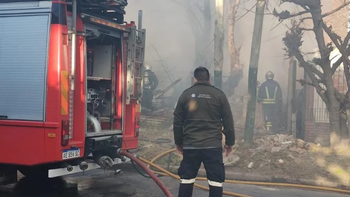 Feroz incendio de una casa en Lomas: trabajaron tres dotaciones de Bomberos
